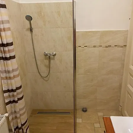 曼迪公寓 3* 布达佩斯